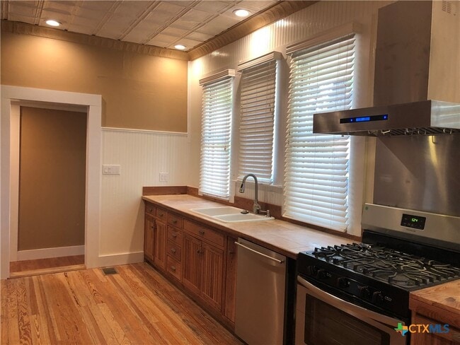 Building Photo - 414 W San Antonio St