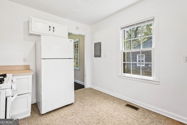 Building Photo - 4150 Hanes Dr