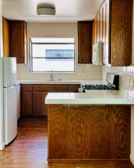 Building Photo - 28 20th Ct