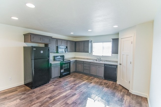 Building Photo - THE LOCHS! Gorgeous Townhome