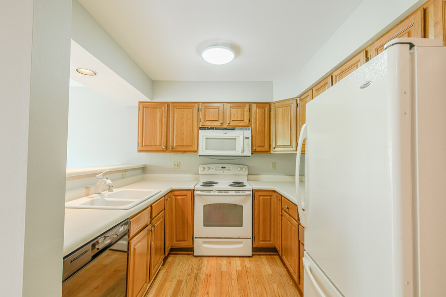 Building Photo - 2931 Marina Dr