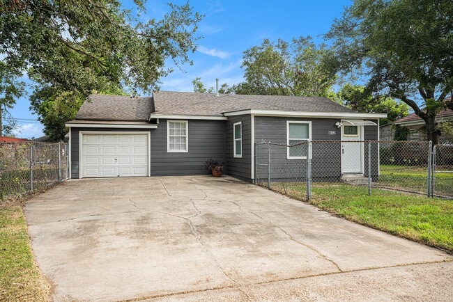 Building Photo - 812 7th Ave N