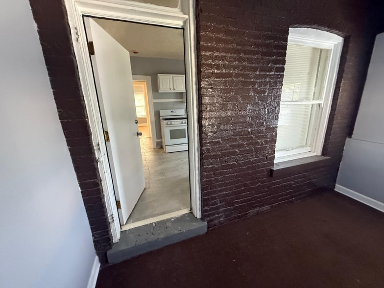 Building Photo - 650 N Lamon Ave