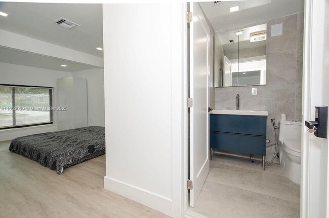 Building Photo - 935 NE 129th St