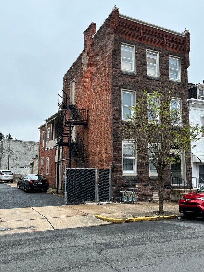 Building Photo - 131 S 3rd St