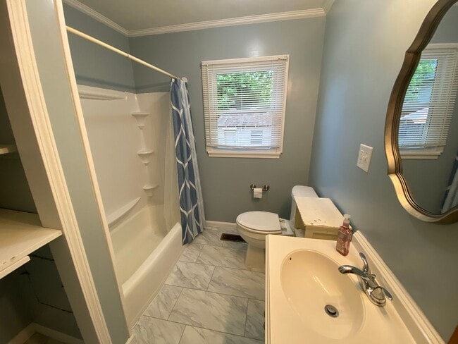 Building Photo - 3 Bedroom/1 Bathroom Home in Midtown Jones...