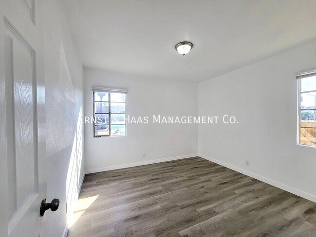 Building Photo - 1027 E 7th St