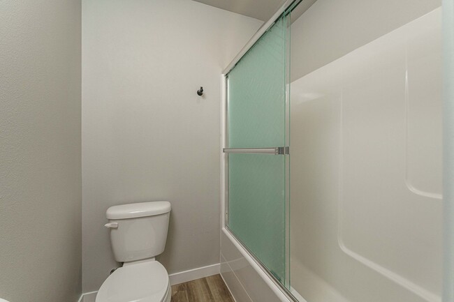 Building Photo - Spacious 4BR Modern Retreat and Luxury Liv...