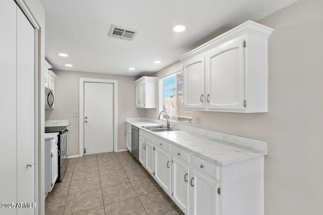 Building Photo - 1525 W El Alba Way