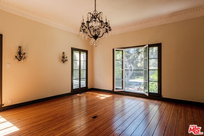 Building Photo - 1004 N Beverly Dr