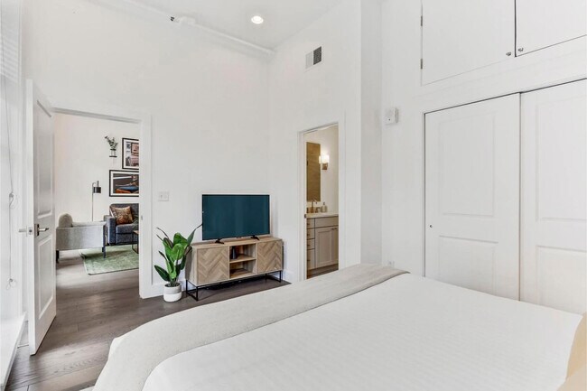 Building Photo - 127 Carondelet St