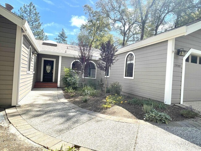 Building Photo - Beautiful 3 bedroom, 3 bath home in Lake W...