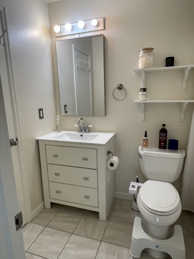 upstairs bathroom - 300 Southridge Pl