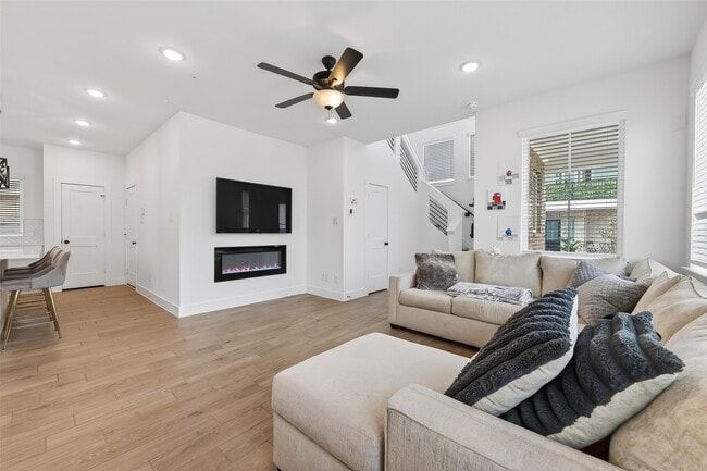 Building Photo - 15162 Post Oak Fls Dr