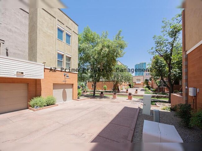 Building Photo - 563 W 6th St