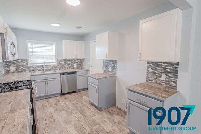 Building Photo - Charming & Updated 3-Bedroom Home in Moore...