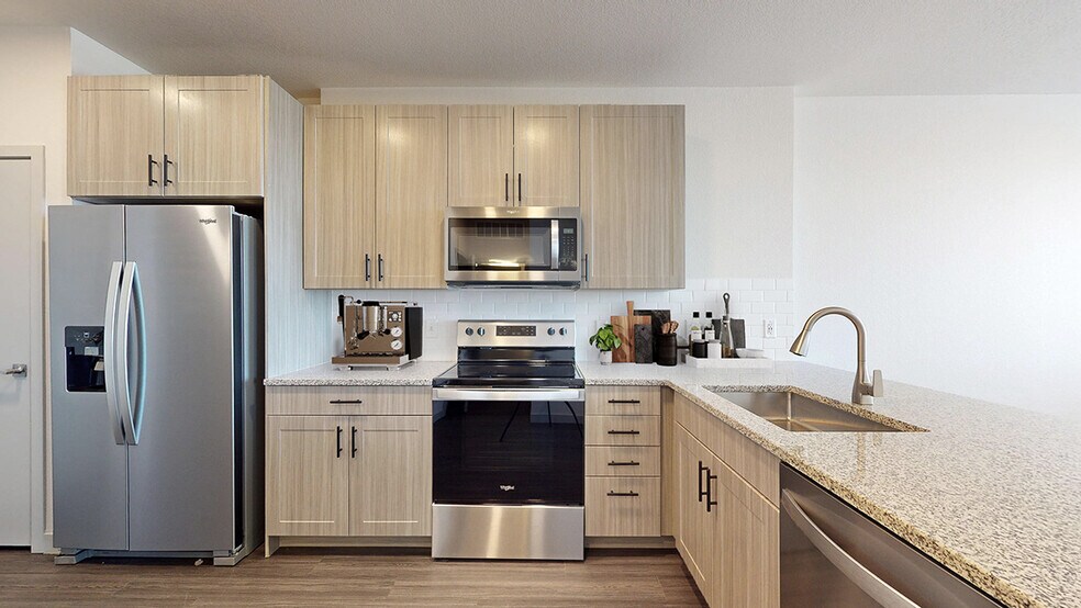 1/1, 660sf - Railside at Wadsworth Station