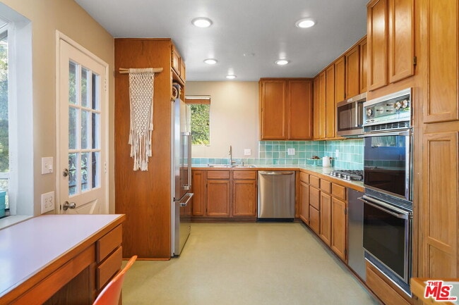 Building Photo - 1313 Corona Dr
