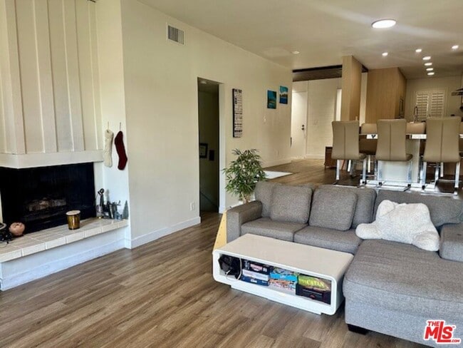 Building Photo - 7217 Marina Pacifica Dr S