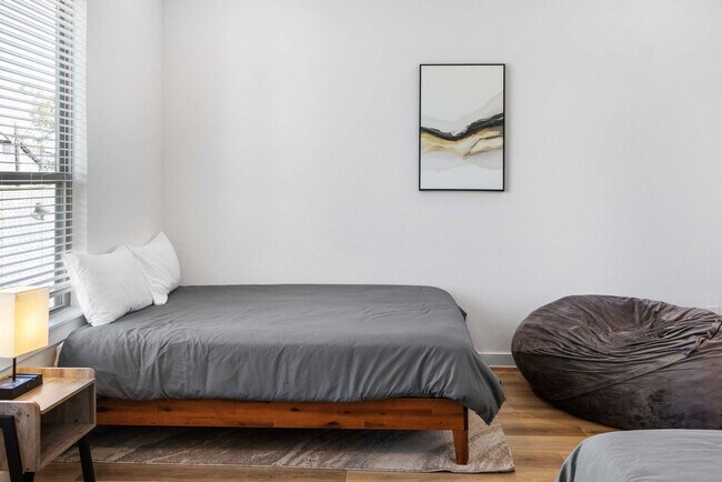 Building Photo - 6740 Peerless St