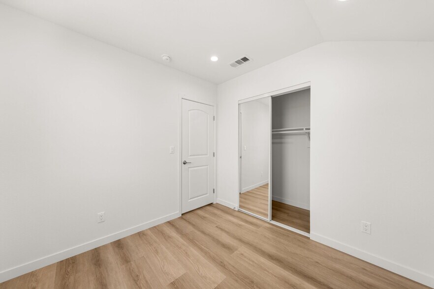 Building Photo - 4700 S Gramercy Pl