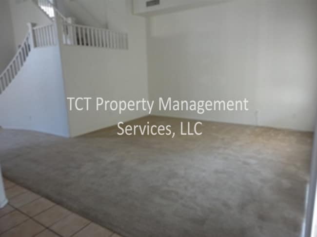 Building Photo - Large 4 Bed/2.5 Bath with 3 car garage in Glendale!