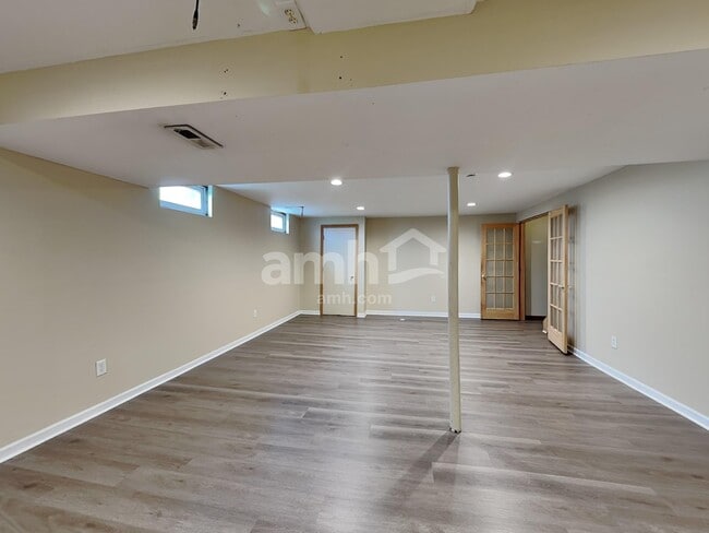 Building Photo - 555 Allis Pl E