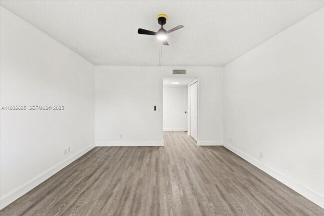 Building Photo - 302 Lakeview Dr