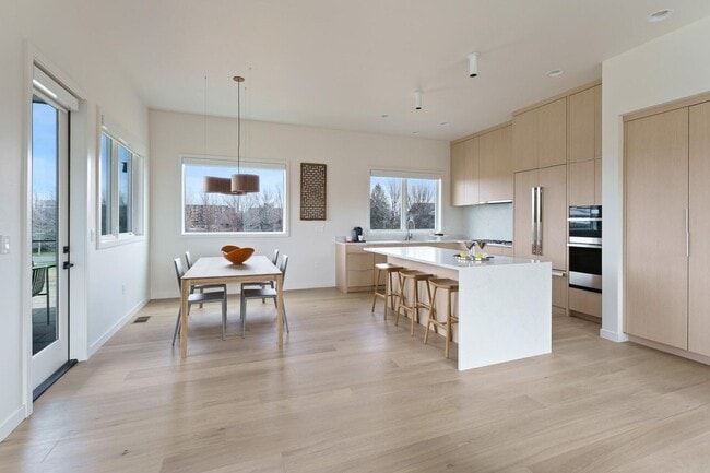 Building Photo - 4Bed 3.5 Bath - Views - Studio