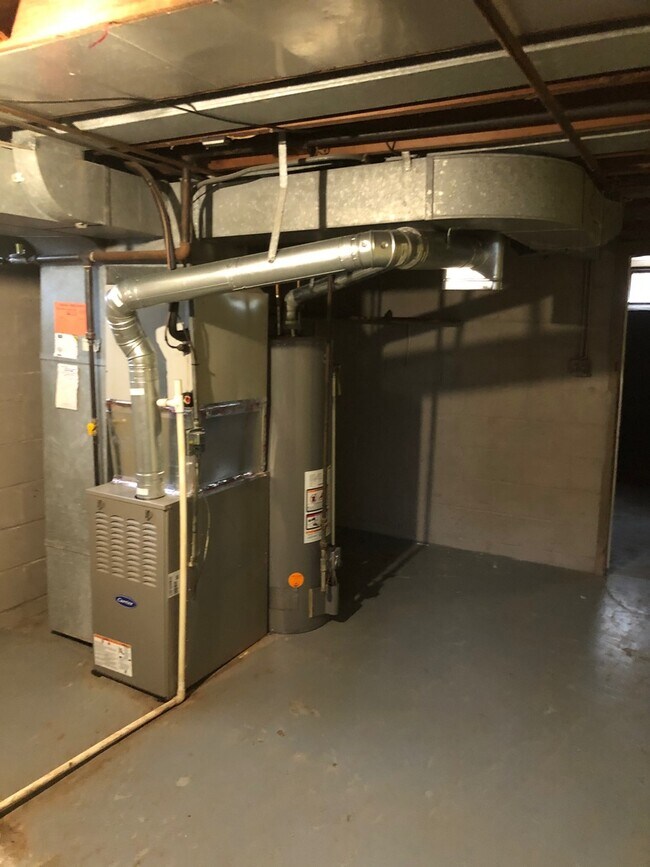 Building Photo - 3 bed 1 bath $1295 3 Bed 1 Bath with attached Garage