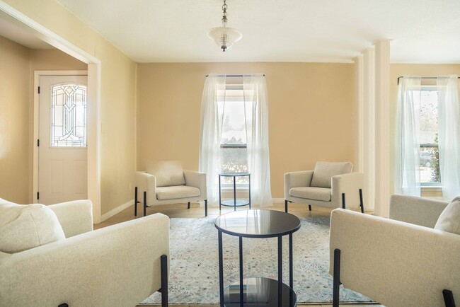 Building Photo - Queen room in 4-bed/2.0-bath Home
