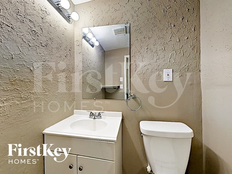 Building Photo - 805 Robinwood Dr