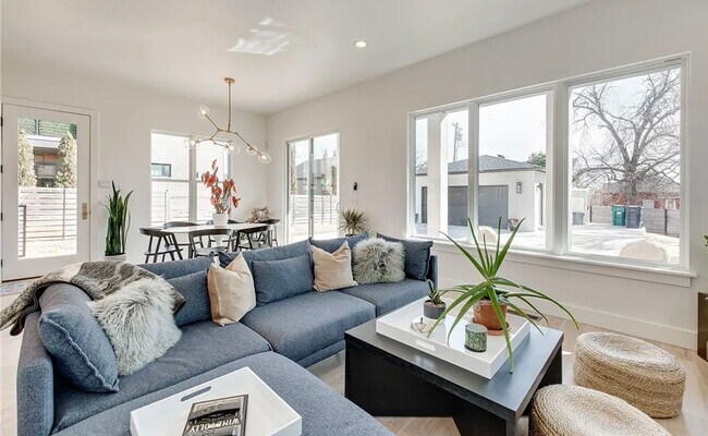 Building Photo - Downtown Okc' s finest!   Sophisticated, C...
