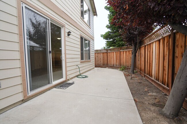 Building Photo - Spacious Home in Excellent Location!