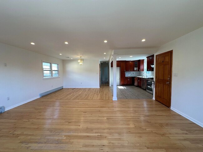 Building Photo - 33 E 51st St