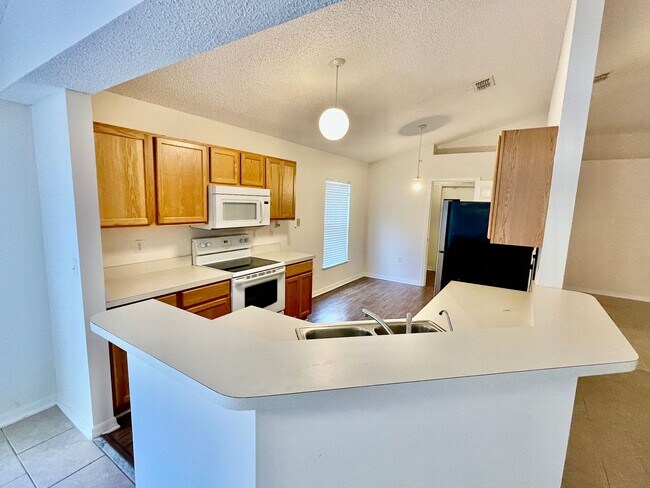 Building Photo - 37186 Southern Glen Way