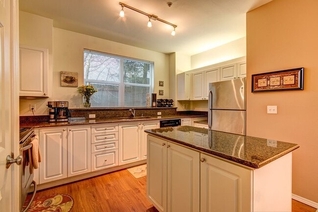 Building Photo - Lynnwood Townhome