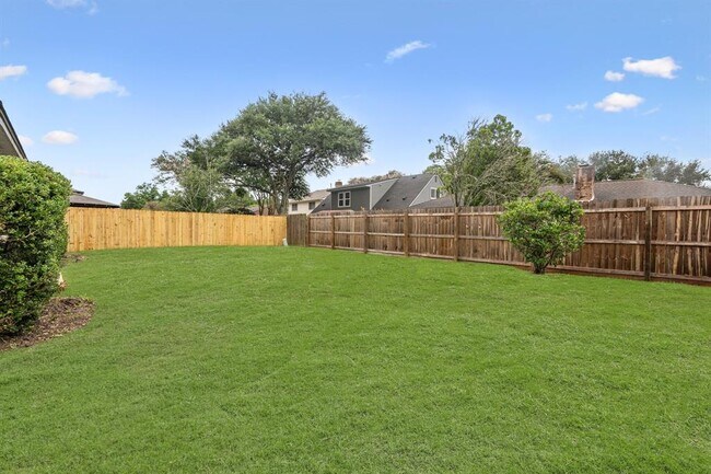 Building Photo - 16011 Hickory Knoll Dr