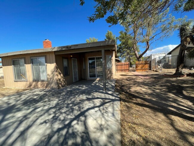 Building Photo - Hesperia-Refurbished- 3 Bedrooms, 2 Bathrooms + Den or Office, Large Property