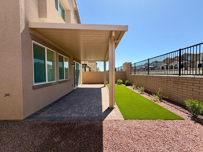 Building Photo - GORGEOUS 4 BED 3 BATH 2 CAR GARAGE SINGLE FAMILY HOME W/ LOFT, VAULTED ENTRYWAY, BACKYARD, AND BE...