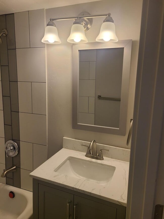 Building Photo - 17th St 6 Plex