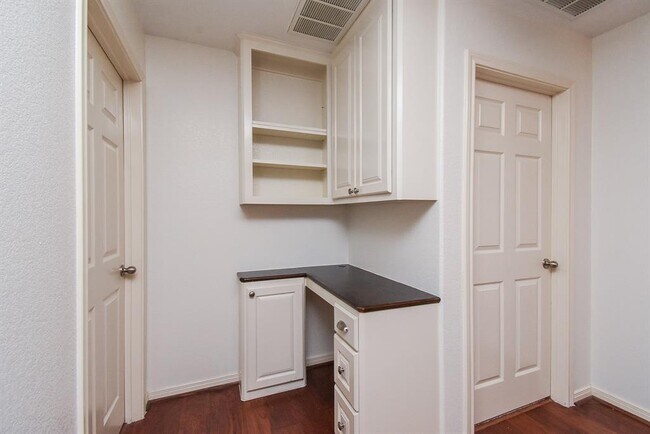 Building Photo - 16915 Locust Springs Dr