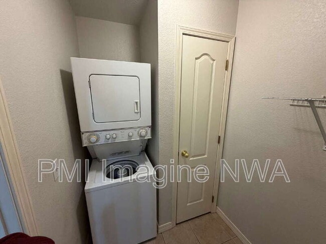 Building Photo - 111 E Rock St