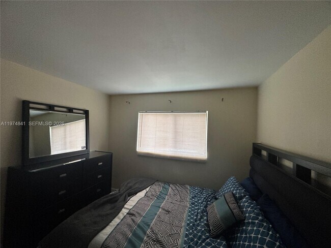 Building Photo - 9491 Palm Cir S