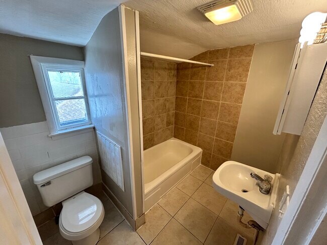 Building Photo - 1105 E Pacific Ave