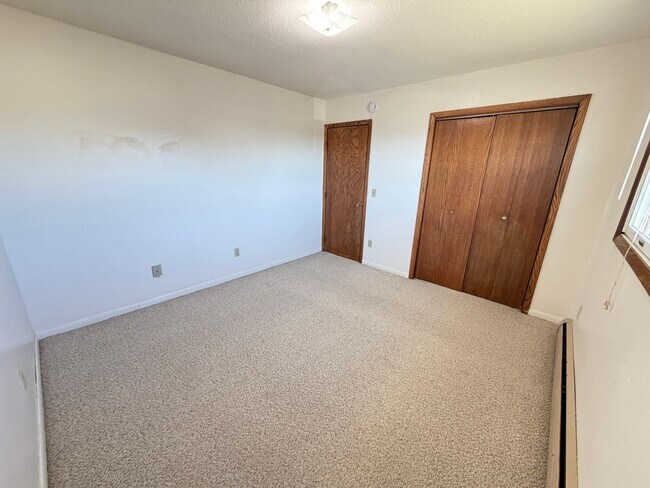 Building Photo - AVAILABLE MAY - Large 2 Bedroom Apartment!