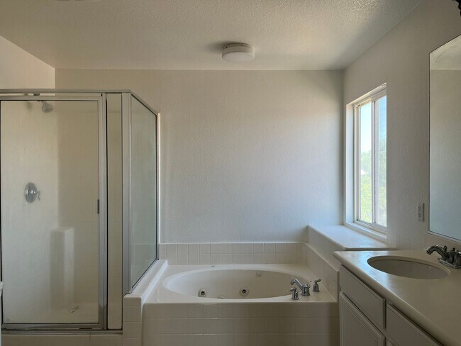 Building Photo - Spacious 5-bedroom, 3-bathroom home in Ade...