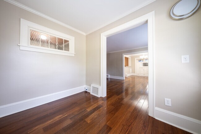 Building Photo - 2654 N Vincent Ave