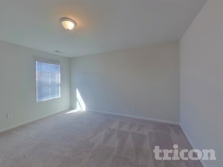 Building Photo - 14 Chalet Ct