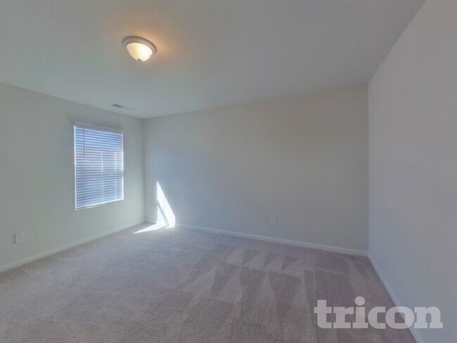 Building Photo - 14 Chalet Ct